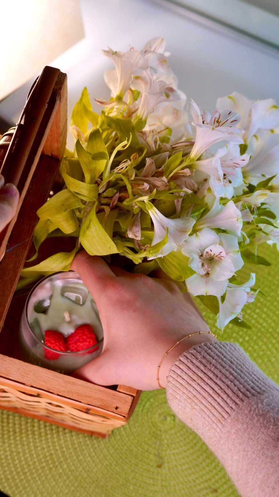 Mesa com peças em formato de flor decoradas à mão